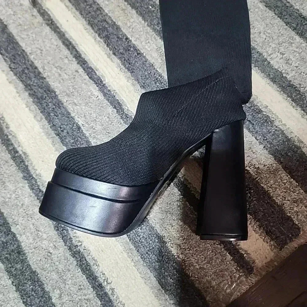 "Slay the Y2K Look with Givanna Bratz knee High Platform Sock Boots." Size 37 - Picture 7 of 10